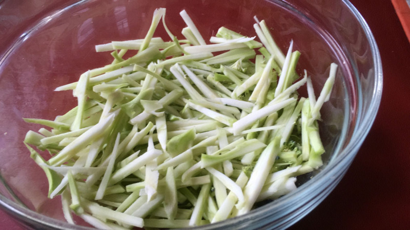 salade-maken-van-bladeren-bloemkool-stronk-brocolli